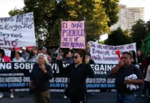 Protestas marcan el inicio de la Gala de Viña 2025 con fuertes consignas sociales.