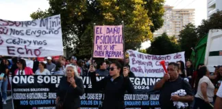 Protestas marcan el inicio de la Gala de Viña 2025 con fuertes consignas sociales.