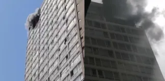 Incendio en edificio del centro de Santiago afecta pisos superiores. Emergencia en curso.