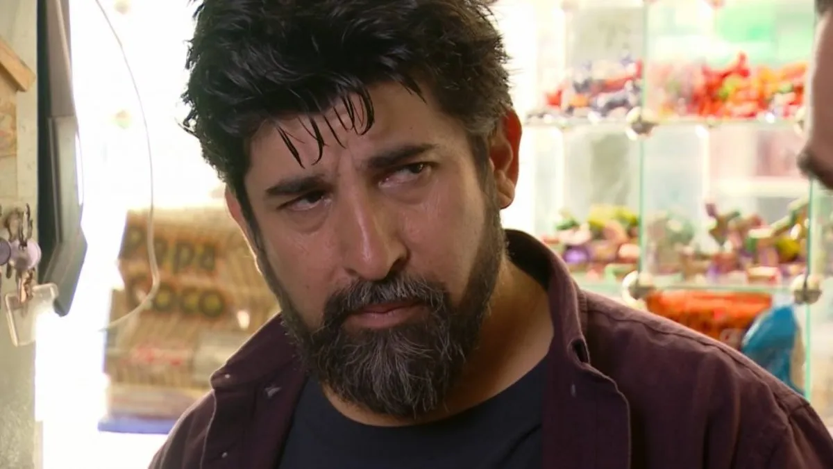 Gonzalo Valenzuela desata controversia en los Premios Caleuche al criticar a actrices que funaron a Roberto Farías