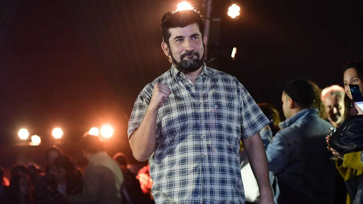 Gonzalo Valenzuela defiende a Roberto Farías en los Premios Caleuche y desata polémica con actrices del medio