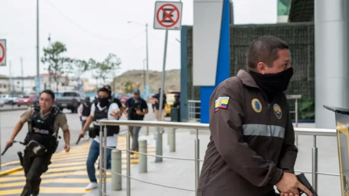 Ataque armado en Guayaquil: 2 muertos y 11 heridos en un violento incidente.