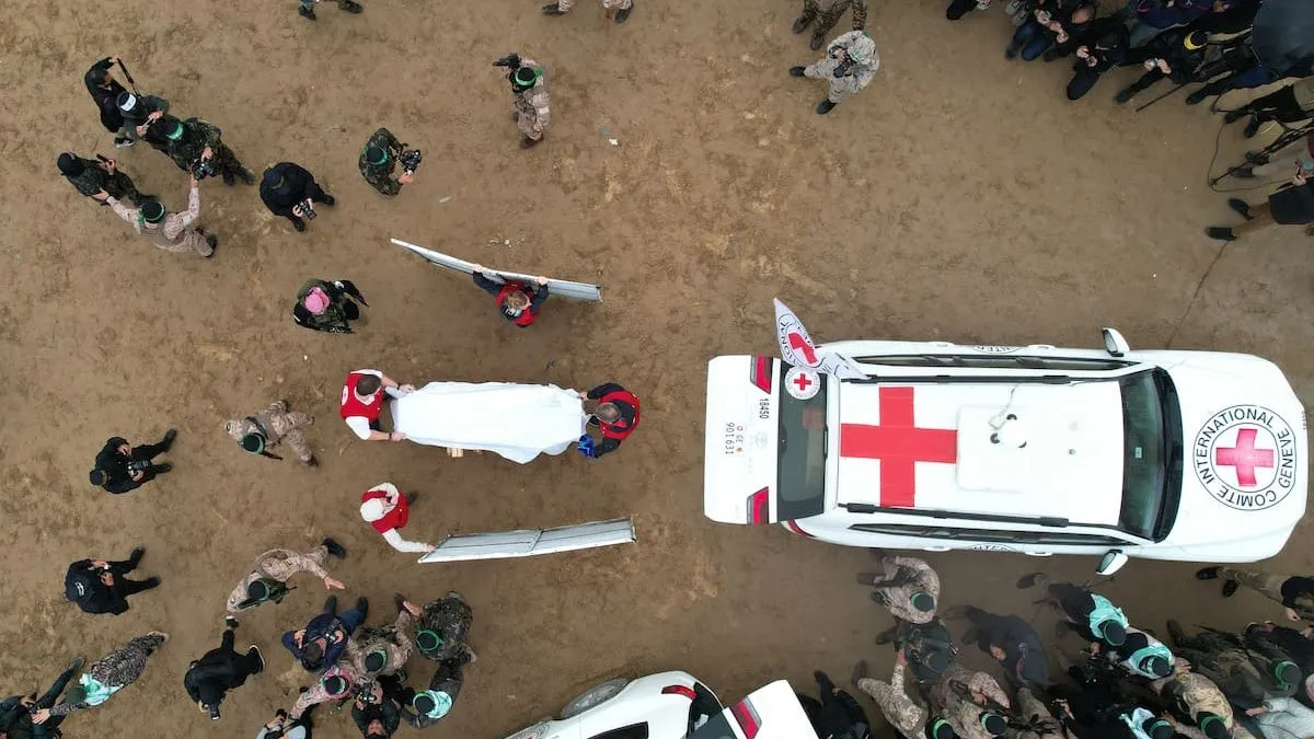 Hamás entrega a la Cruz Roja los cuerpos de cuatro rehenes israelíes.