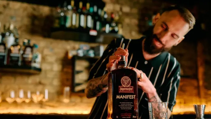 Descubre la nueva coctelería de lujo con Jägermeister Manifest: sour y Old Fashioned reinventados.