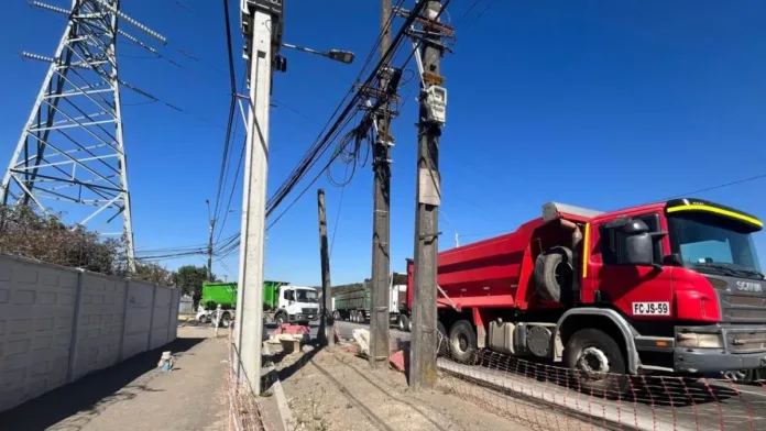 16 postes obstaculizan la pavimentación en Jaime Repullo