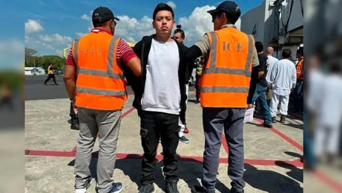 ICE deporta a migrante salvadoreño acusado de homicidio y terrorismo.