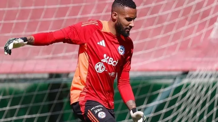 Lawrence Vigouroux enfrenta un difícil momento tras la salida de su DT en Inglaterra.