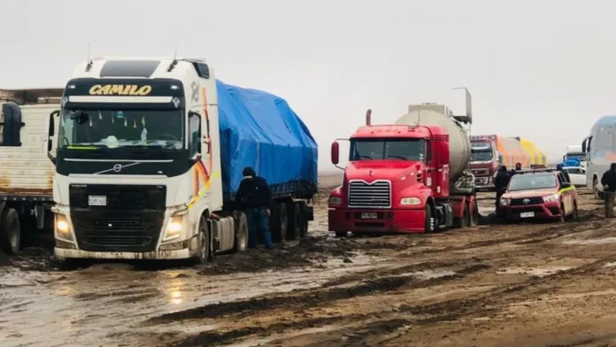 Balance de lluvias en el norte: Antofagasta enfrenta damnificados y cortes de rutas.