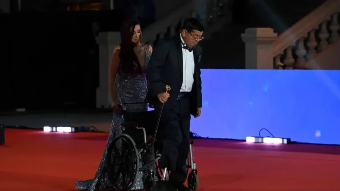 Mauricio Medina emociona al caminar en la Gala de Viña tras su amputación.