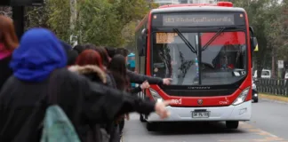 Buses de apoyo en Santiago tras corte de luz que afecta el transporte público.