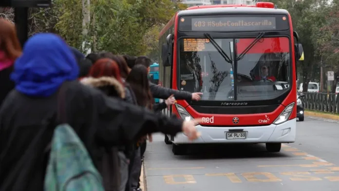 Buses de apoyo en Santiago tras corte de luz que afecta el transporte público.