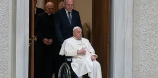 El Papa Francisco es hospitalizado en Roma por malestar respiratorio.