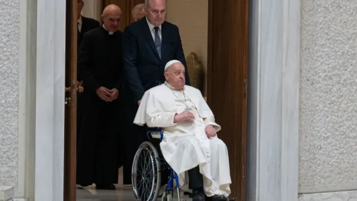 El Papa Francisco es hospitalizado en Roma por malestar respiratorio.