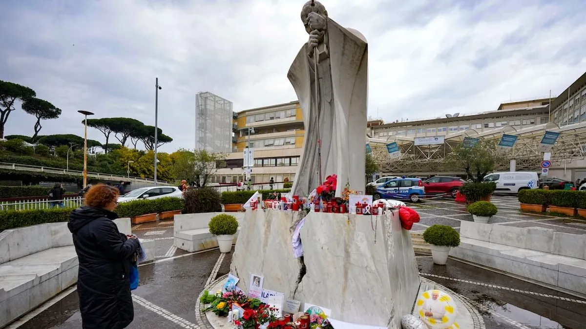 El estado de salud del Papa Francisco sigue siendo delicado, pero muestra signos de mejoría y buen humor