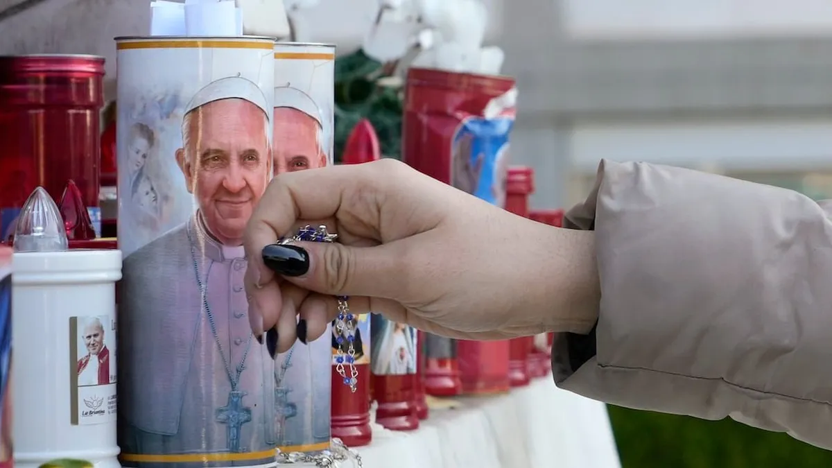 Salud del Papa Francisco sigue siendo crítica, pero se reanuda trabajo desde el hospital Gemelli