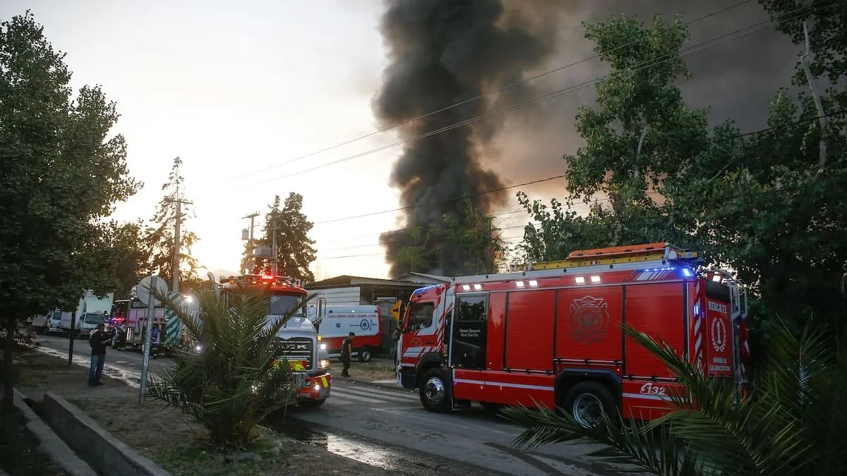 Incendio en fábrica de muebles en La Pintana moviliza a más de diez compañías de Bomberos
