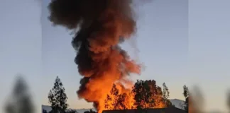 Incendio en fábrica de muebles en La Pintana; bomberos combaten las llamas.