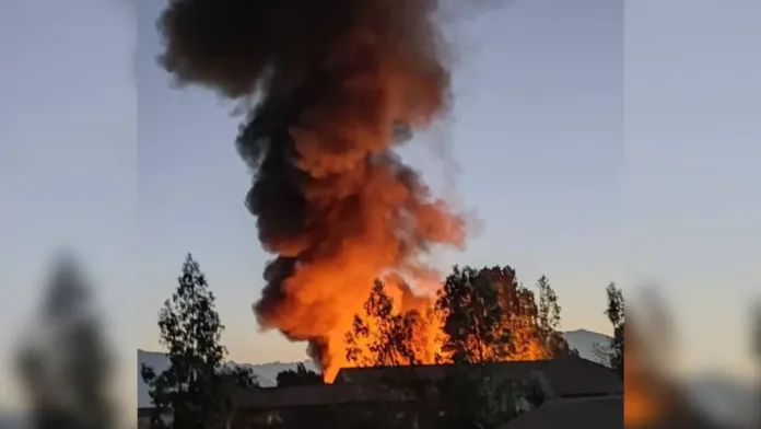 Incendio en fábrica de muebles en La Pintana; bomberos combaten las llamas.