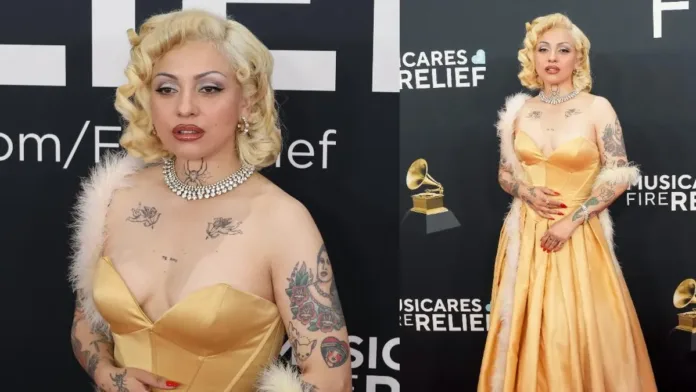 Mon Laferte deslumbra en los Grammy con un look inspirado en Marilyn Monroe.