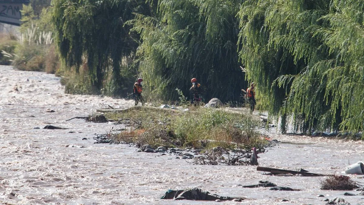 Cuerpo sin vida hallado en el Río Mapocho genera operativo de Carabineros en Santiago