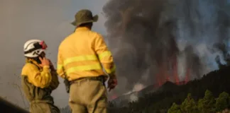 Incendio en Valparaíso: evacuación en Santo Domingo por orden de Senapred.