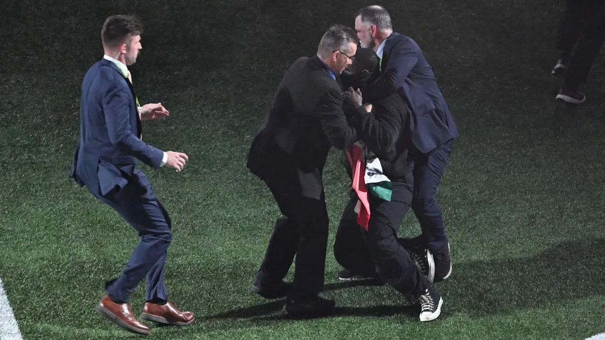 Protesta inesperada interrumpe el espectáculo de medio tiempo del Super Bowl 2025 con banderas de Gaza y Sudán