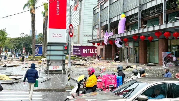 Explosión en centro comercial de Taiwán deja al menos cuatro muertos y varios heridos.