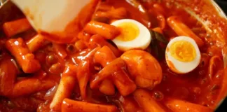 Tteokbokki: el delicioso plato coreano perfecto para disfrutar entre amigos.