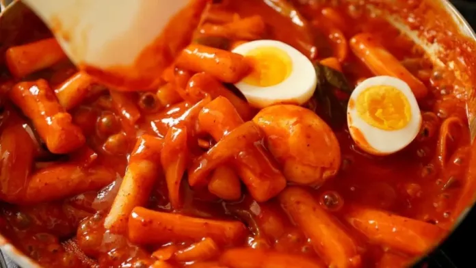 Tteokbokki: el delicioso plato coreano perfecto para disfrutar entre amigos.