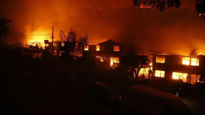 Damnificados del megaincendio en Valparaíso: reflexiones y reclamos un año después.