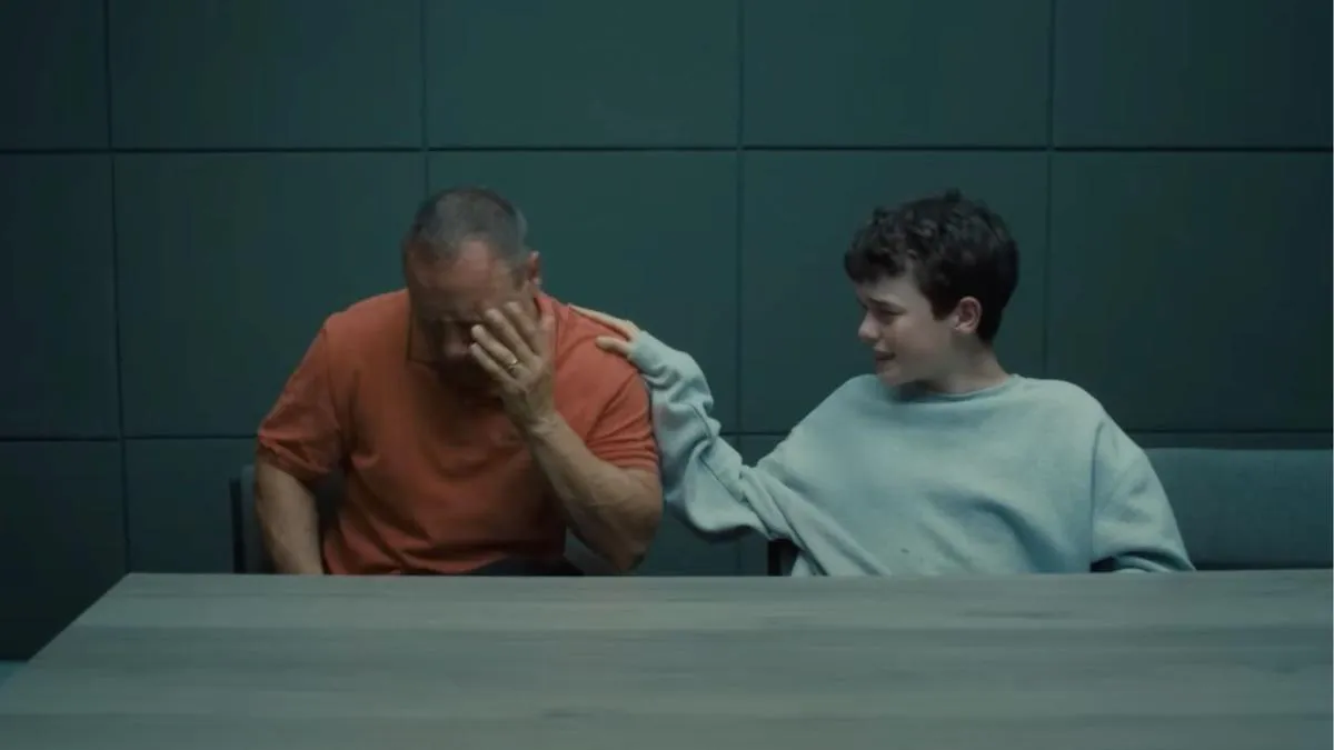 Policía irrumpe en hogar familiar para arrestar a joven de 13 años en nueva serie de Netflix