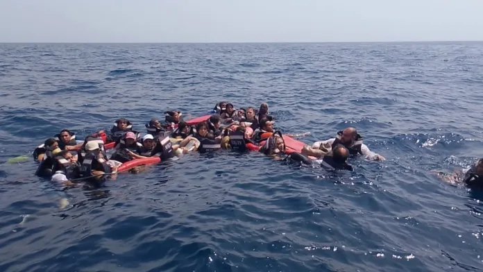 Seis turistas chilenos naufragan en Colombia mientras navegaban en lancha.