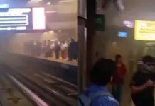 Humo en andenes de la estación Baquedano del Metro genera preocupación entre pasajeros.