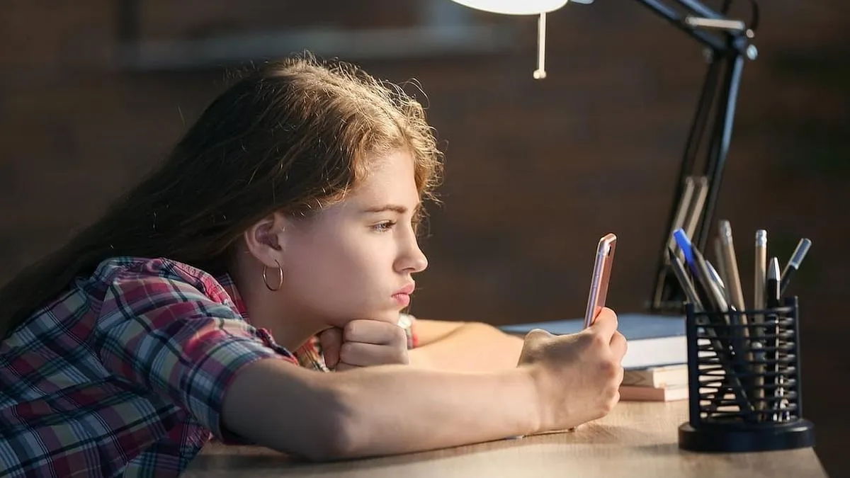 Estudio revela vínculo entre uso problemático de redes sociales y salud mental en jóvenes con depresión y ansiedad