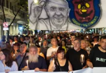 Marcha con antorchas en Argentina por la salud del papa Francisco.