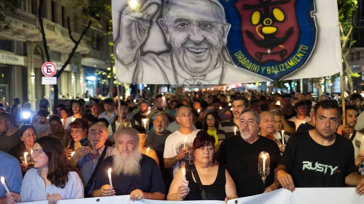 Miles marchan en Buenos Aires por la salud del papa Francisco en medio de su hospitalización