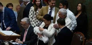 Karol Cariola llega a la votación de censura en la Cámara con su hijo recién nacido.