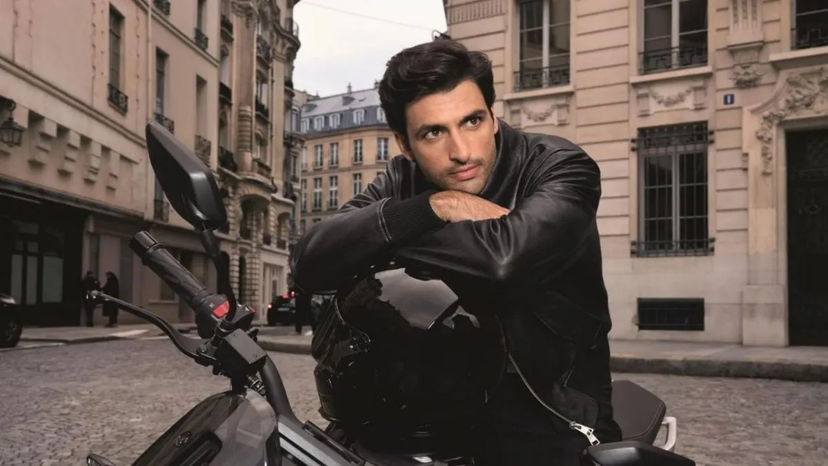 Carlos Sainz enfrenta un inicio complicado en Williams tras un accidente en Australia, pero mantiene la esperanza