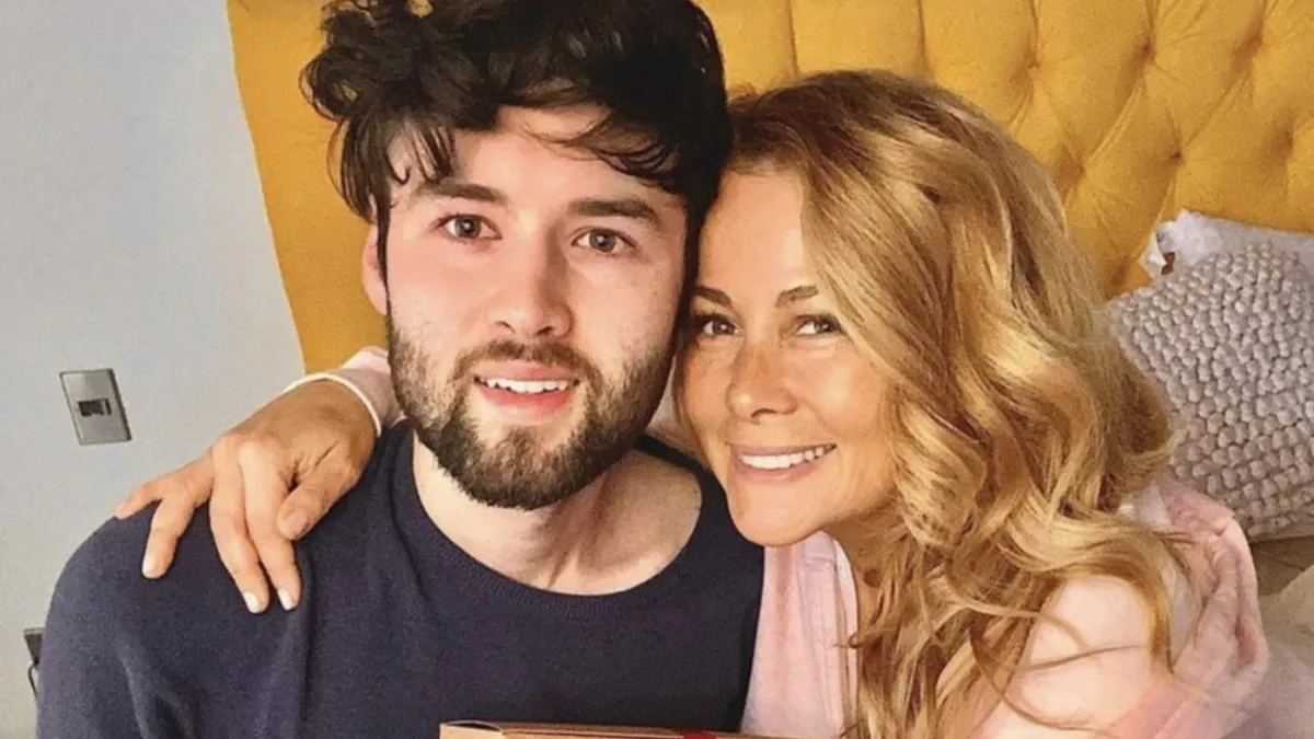 El hijo mayor de Cathy Barriga la visita en la cárcel de San Miguel.