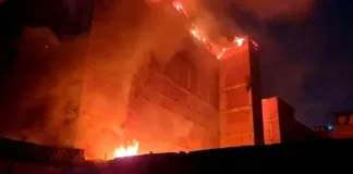 Incendio en Lima: tres edificios afectados y humo tóxico se propaga a distritos aledaños.