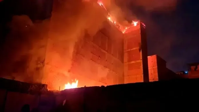 Incendio en Lima: tres edificios afectados y humo tóxico se propaga a distritos aledaños.