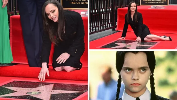 La icónica actriz de "Los Locos Addams" brilla con su estrella en Hollywood.