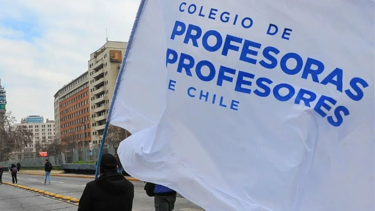 Paro indefinido de profesores en Santiago afecta a más de 25 mil estudiantes en inicio del año escolar 2025