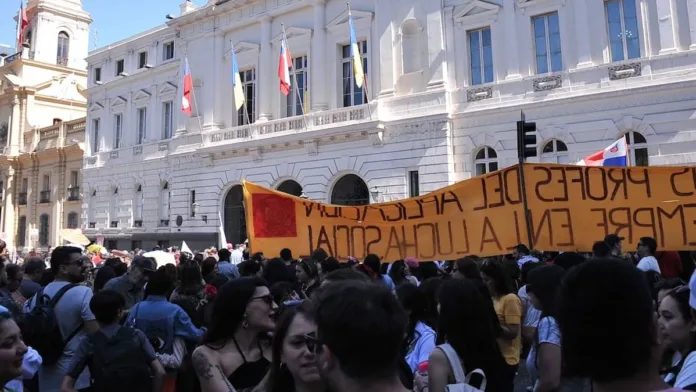 39 colegios afectados por paro indefinido tras desacuerdo con alcalde Desbordes.