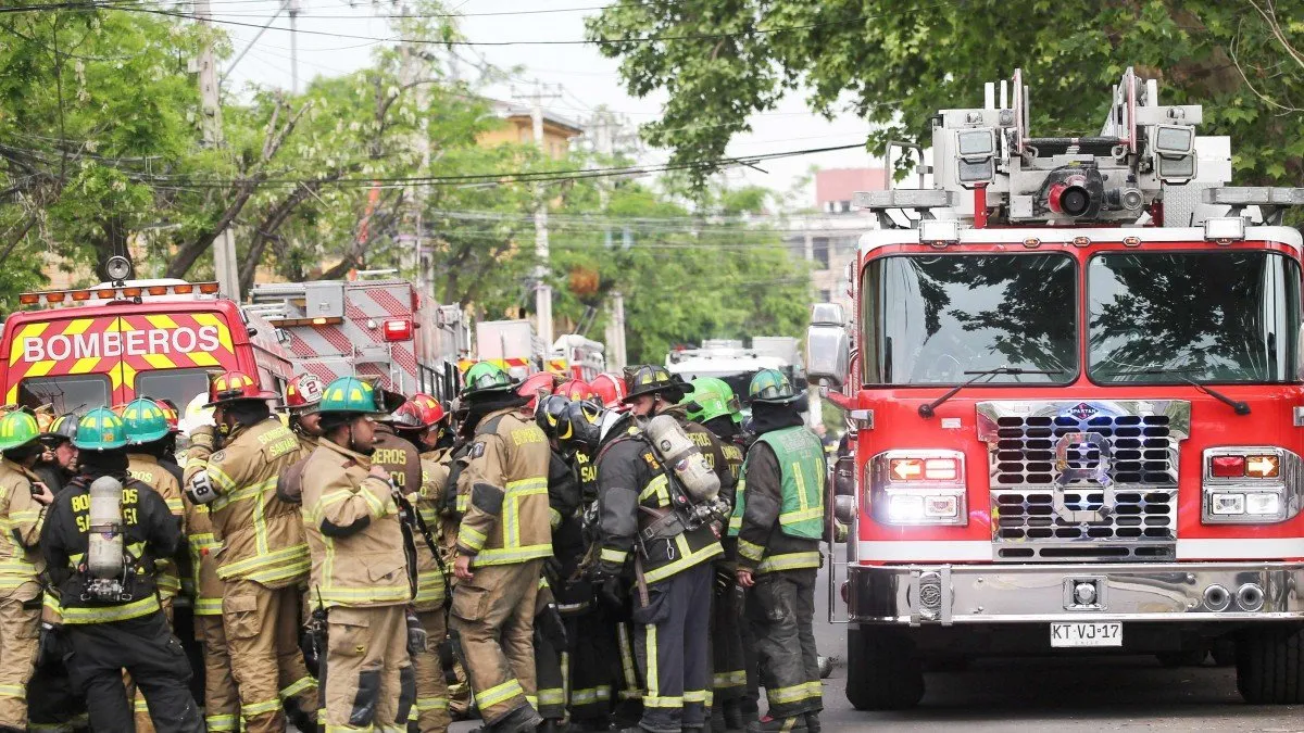 Evacuación en colegio de Ñuñoa tras derrame de óxido de calcio; Bomberos controlan la emergencia