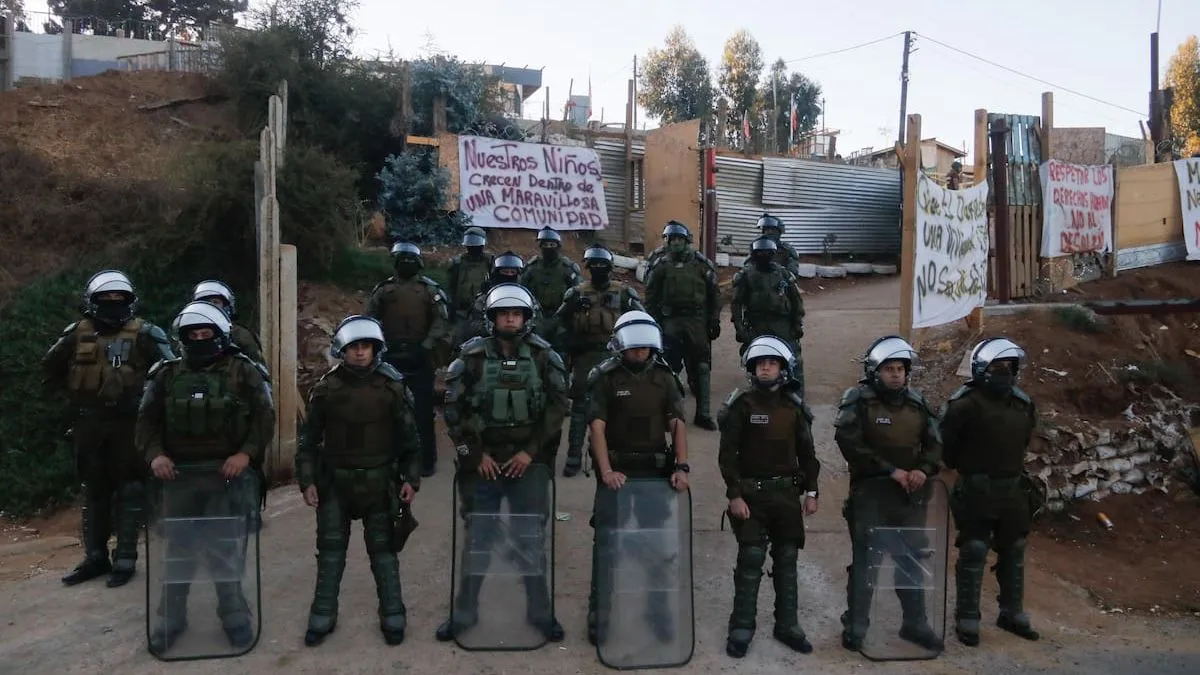 Carabineros interviene en desalojo de 90 familias en Lajarilla