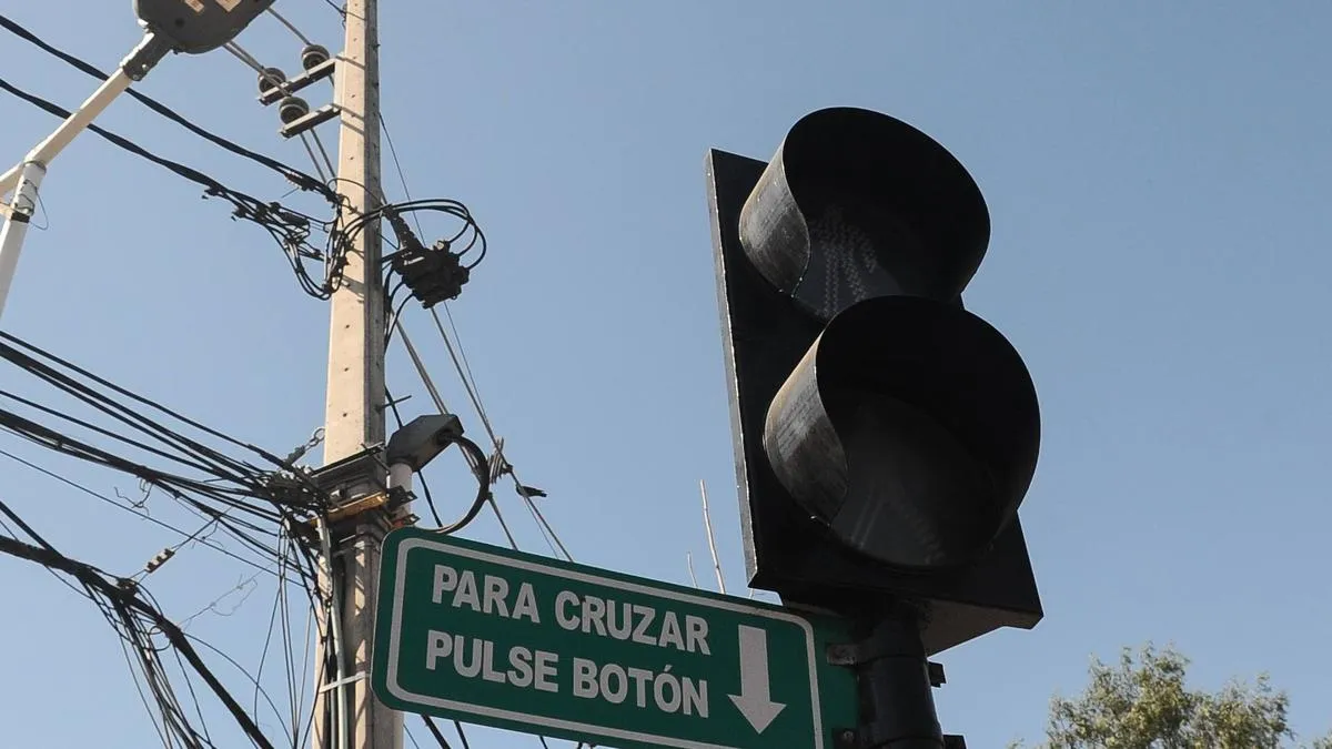 Masivo corte de luz afecta a más de 100 mil clientes en diversas regiones del país por incendio bajo línea eléctrica