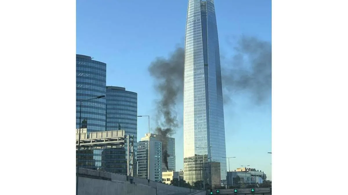 Emanación de humo en Costanera Center genera alarma, pero Bomberos descartan incendio