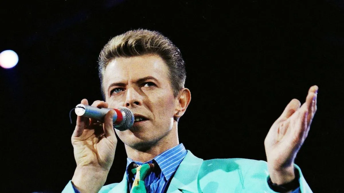 Explorando la fusión del arte visual y la música en el legado de David Bowie.