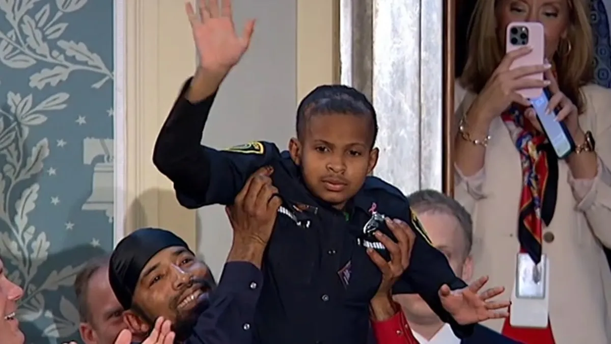 Trump nombra a niño con cáncer agente honorario del Servicio Secreto en emotivo acto en el Congreso